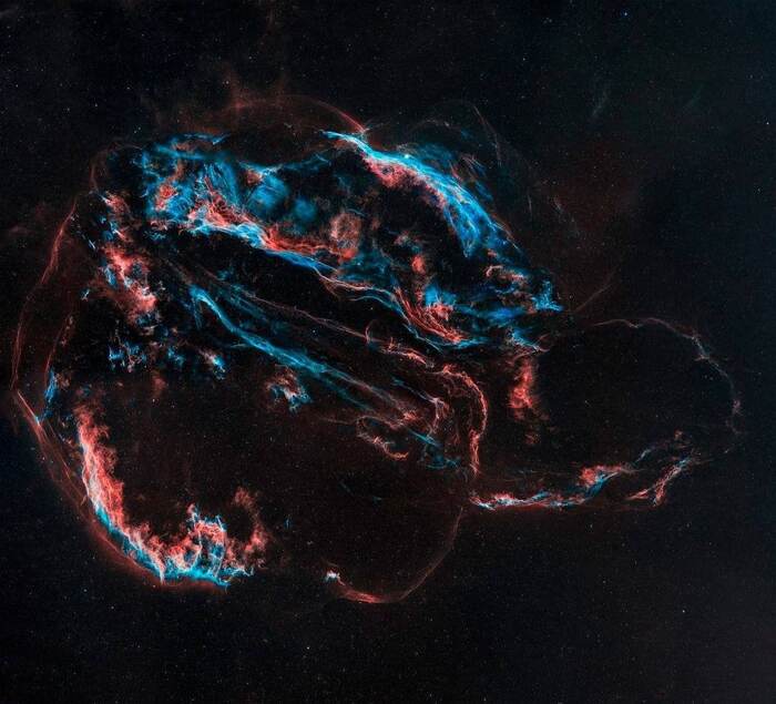 Красочный снимок туманности Вуаль в созвездии Лебедя