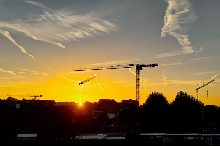 Happy last day of the working week, dear comrades! - My, The photo, Morning, Sunrise, dawn, Sunrises and sunsets, Tower crane, Hoisting crane, Town, Sky, Cirrus clouds, Clouds, Friday, Friday