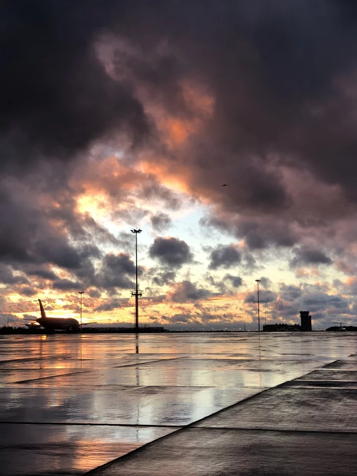 Leaving into the sunset - My, Sky, Sunset, Airplane, The photo, No filters