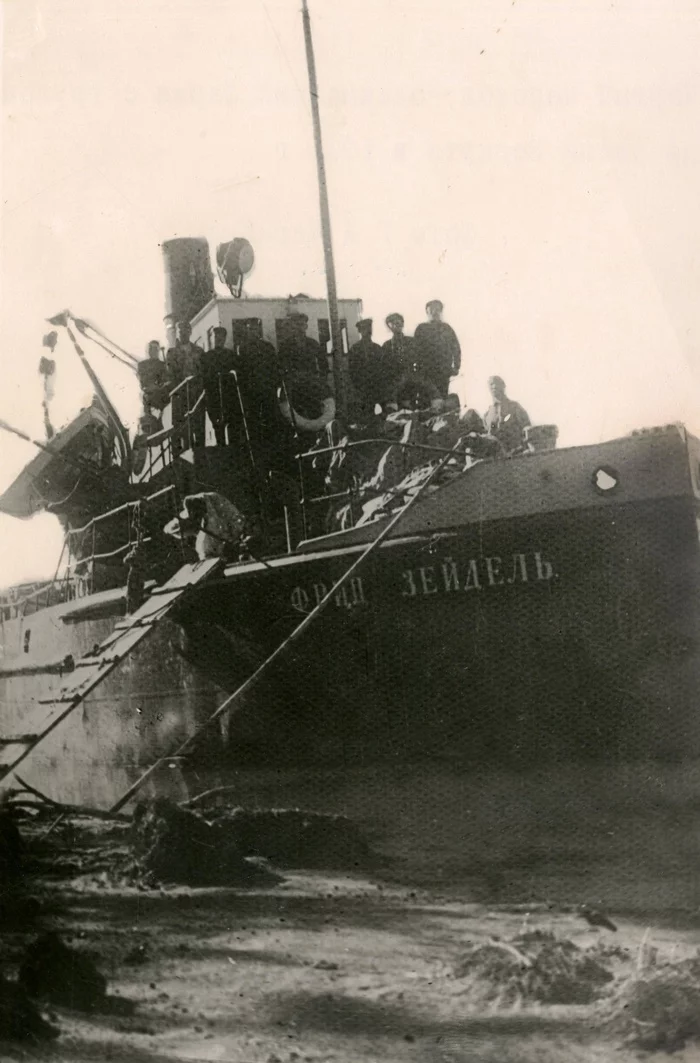 The first steamship that lifted barges with cargo to the mouth of Vorkuta in 1931 - Vorkuta, Black and white photo, Ship, Steamer, River
