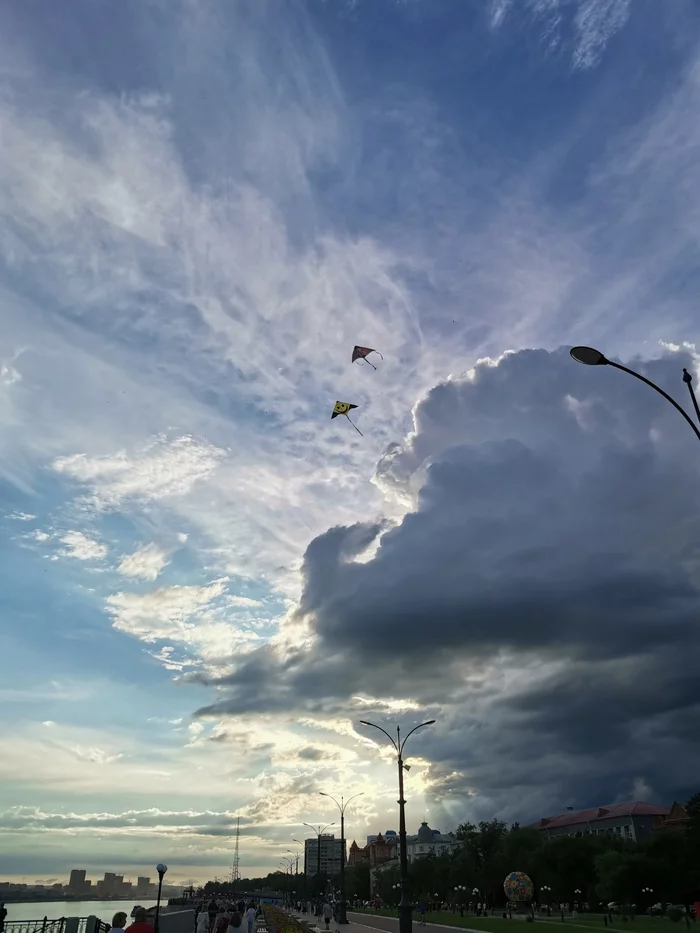 Serpents in the July sky - My, Kite, Sky, Embankment, July, Clouds