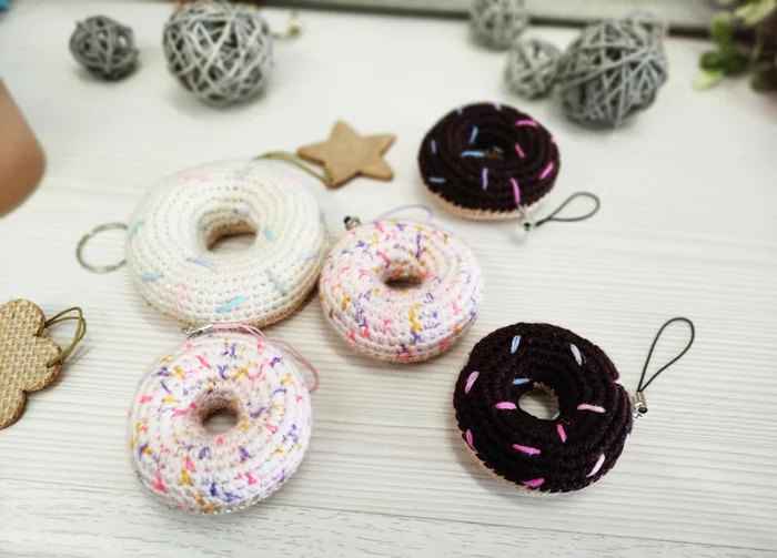 Donut Keychains - My, Needlework without process, Crochet, With your own hands, Toys, Keychain, Souvenirs, Presents, Donuts, Donut, Sweets, Yummy, Bakery products, Longpost