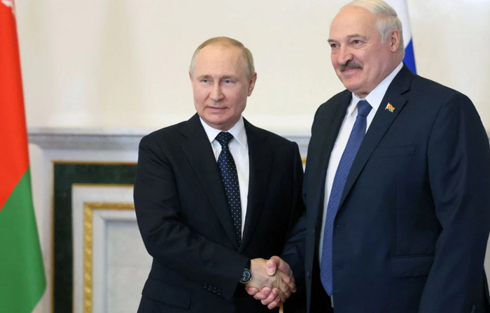 Беларусь и Россия сформируют совместную военную группировку, заявил Лукашенко