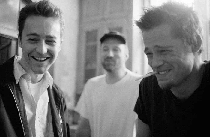 Edward Norton, David Fincher and Brad Pitt on the set of Fight Club - Crossposting, Pikabu publish bot, Movies, Details, Edward Norton, Brad Pitt, David fincher, Black and white photo, Photos from filming, Actors and actresses