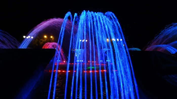The famous clock fountain, light and musical, in Ufa. autumn 2022 is such a beautiful evening !! park on the avenue - My, Ufa, Bashkortostan, Singing Fountains, Fountain, Clock, Illuminations, I want criticism, The park