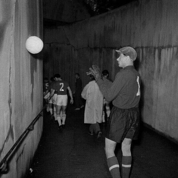 The legendary goalkeeper of the USSR national team Lev Yashin in the tunnel of the Parc des Princes stadium before the start of the final match of the European Championship - Crossposting, Pikabu publish bot, Lev Yashin, Europe championship, Black and white photo, Old photo