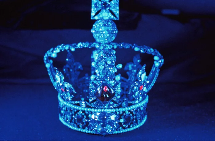 Crown of the British Empire in ultraviolet light - Ultraviolet, Fluorescence, Gems, Ruby, Emerald, Diamond, Diamonds, Pearl, Spinel, Crown