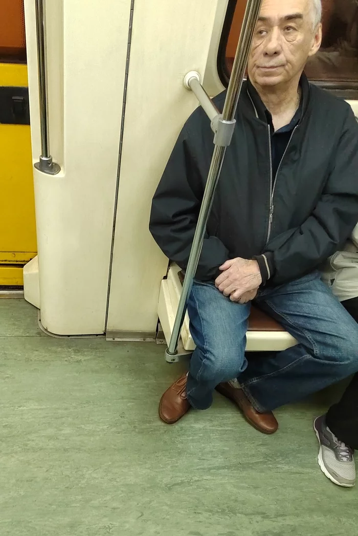 Звезды не ездят в метро? - Моё, Картинки, Сходство, Юмор, Томми Ли Джонс