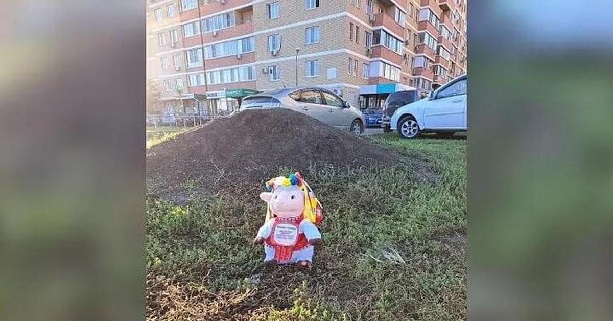 Новости игрушек. Он нашел на улице странную игрушку. Он нашел на улице странную игрушку. Игрушки для улицы. Игрушки для улицы.