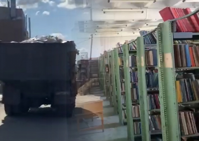 Уникальное книгохранилище уничтожают в Волгограде: книги везут на свалку грузовиками Политика, История, Наследие