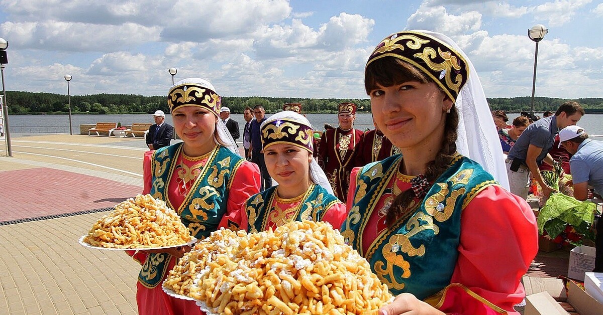 Праздники народа татары. Праздник Сабантуй у татар. Традиции в Казани Сабантуй. Национальное блюдо Татаров Чак Чак. Национальные праздники Татарстана Сабантуй.