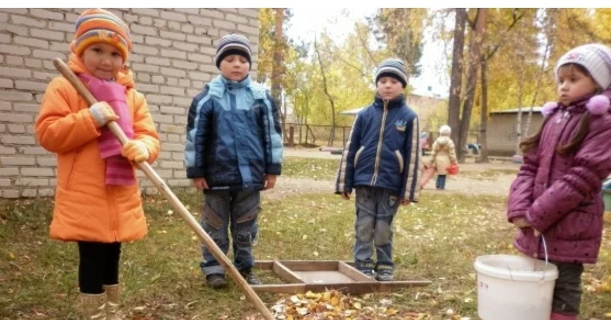 Коллективная помощь в деревне. Труд в детском саду. Трудовая деятельность детей. Труд детей в детском саду. Труд на участке в детском саду.