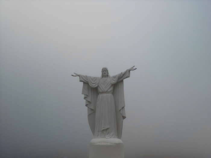Красноярск, статуя Христа в тумане