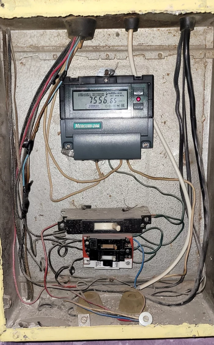 Phase on the shield housing in the apartment - My, Electricity, Earthing, Wiring, Apartment