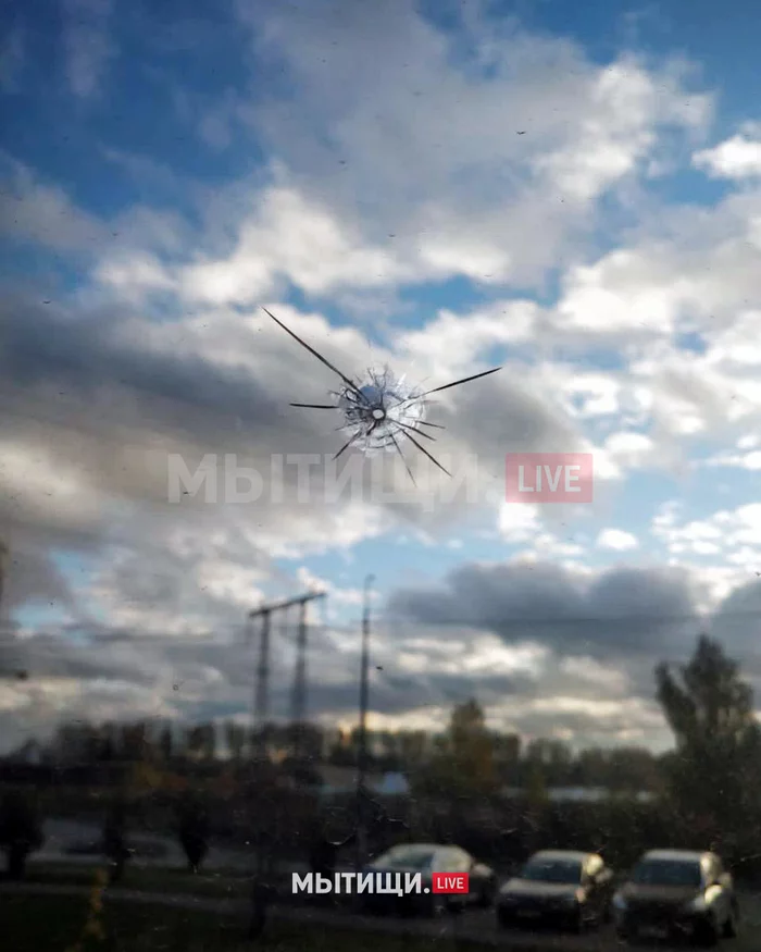 Two teenagers fired at the windows of houses in the suburban residential complex | MYTISHI.LIVE - My, Mytischi, Mytishchi district, Teenagers, Ministry of Internal Affairs, Lawlessness, Hooligans, Shooting, Shootout, Incident, Airguns, Video, Video VK, Longpost, Negative