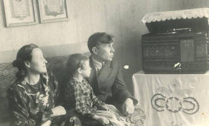 The family of the civil construction worker Sokolov listens to the radio, 1952 - Old photo, Black and white photo, the USSR, Cherepovets