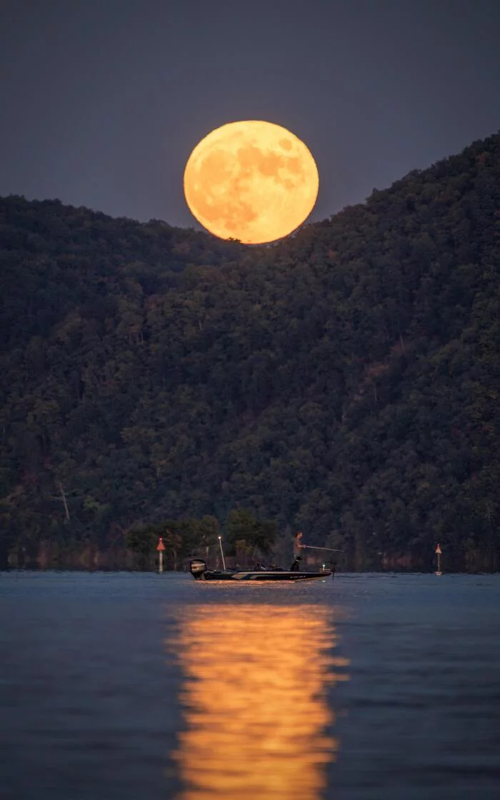 Fishing at dusk - The photo, Lake, moon, Full moon, The mountains, Fishermen