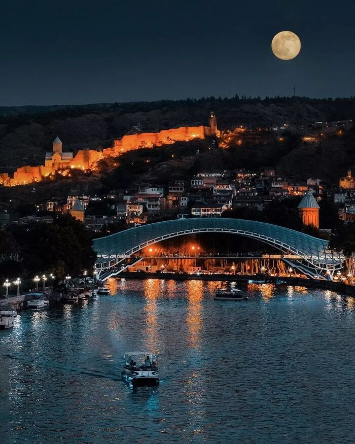 Tbilisi. Boat on Kura - Georgia, Tbilisi, Evening, Boat, River, The photo, Bridge