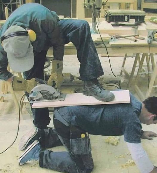 Good thing the headphones are on. - Black humor, A circular saw, Safety engineering, Safety violation