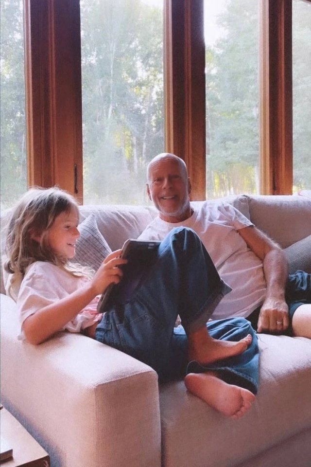 Bruce Willis retired surrounded by family - Actors and actresses, Bruce willis, Aphasia, Retirees, Video, Vertical video, Celebrities