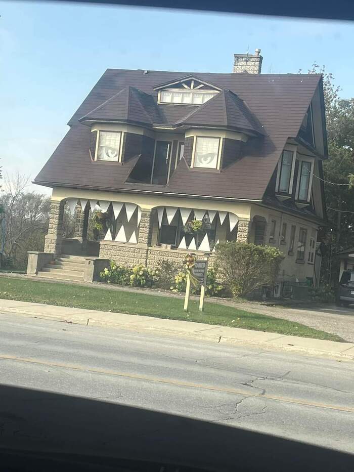 A house ready to swallow you whole - House, The photo, Evil, The street