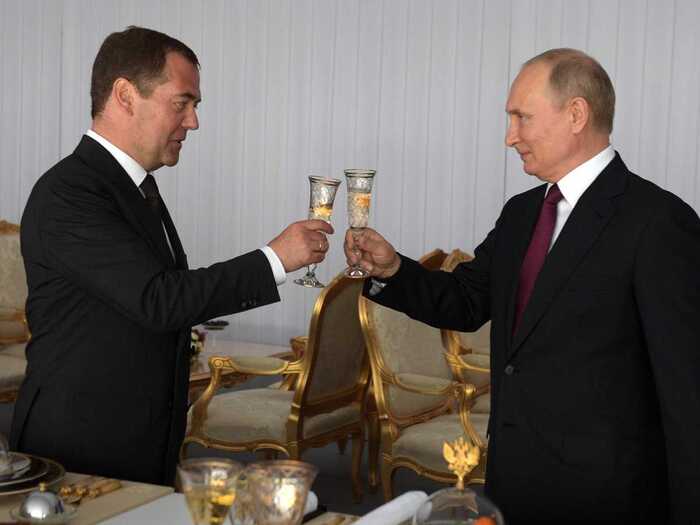 Peskov did not confirm the story of 20 bottles of vodka sent as a gift to Berlusconi - news, Politics, Vladimir Putin, Dmitry Peskov, Vodka