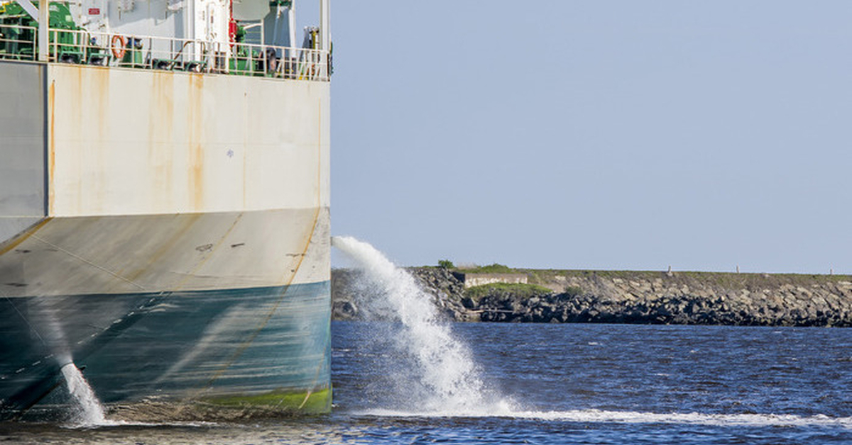 Ballast water. Балластные воды судов это. Балластная вода на танкере. Сточные воды на судне.