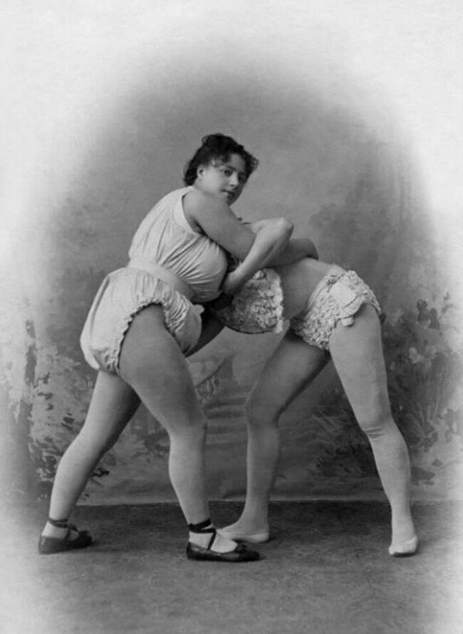 Women's wrestling at the beginning of the 20th century - The photo, Old photo, Black and white photo, Fight, Wrestlers, 1901, Text