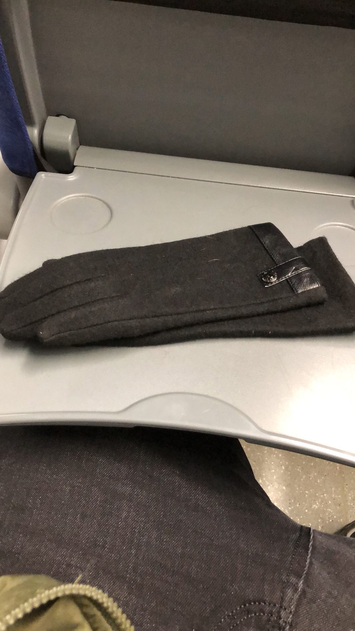 Нашел перчатки женские на мцк Хорошево. Поднимите, пожалуйста.На кнопке 2 раза написано love