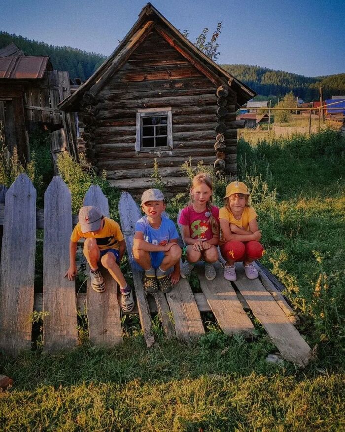 Children village live. Детство в деревне. Картинка для группы деревни. Группа деревенька. Деревенское детство фото.