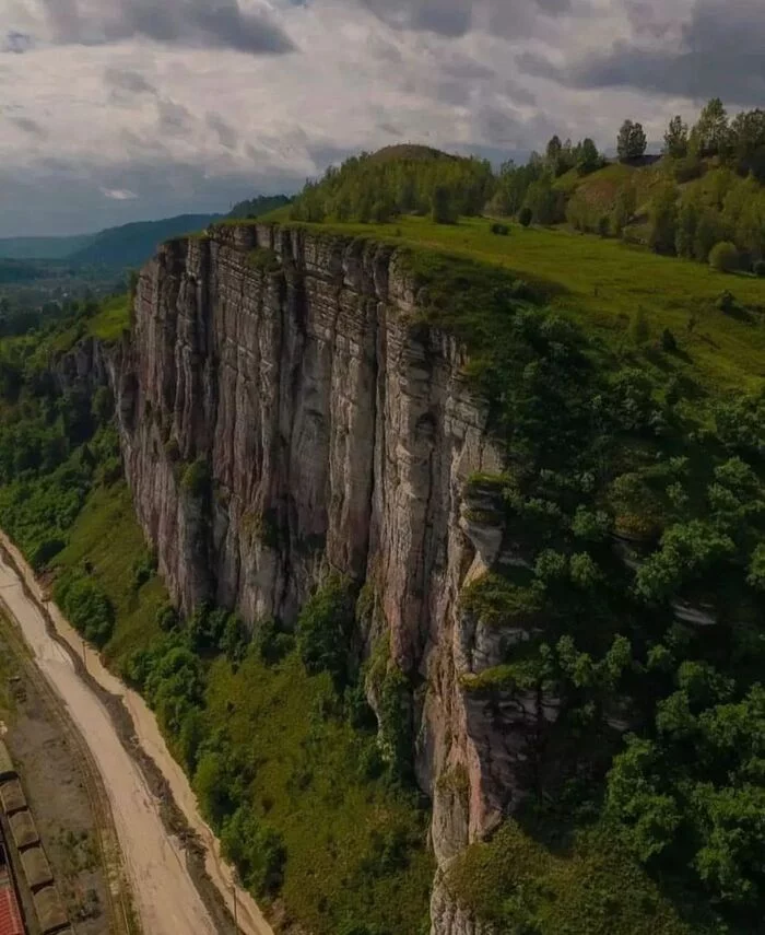 Red rock. Minyar, Chelyabinsk Region - Minyar, Chelyabinsk region, Southern Urals, The nature of Russia, The rocks, The photo