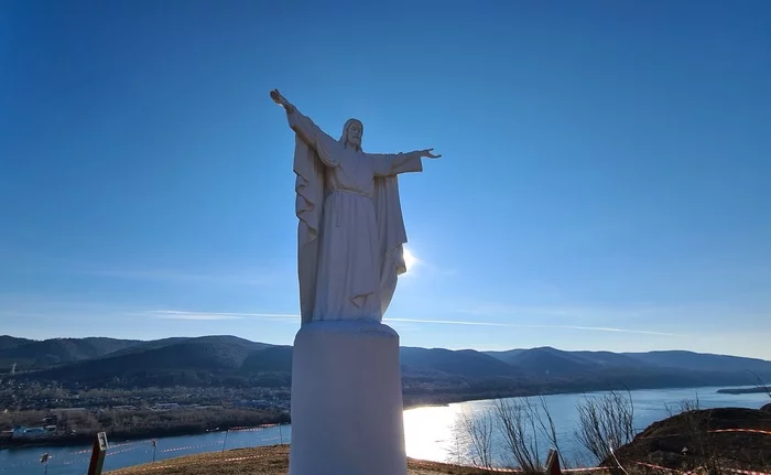 Today on the Beautiful Shore in Academgorodok - My, The photo, Krasnoyarsk, Siberia, Yenisei, Jesus Christ, Sculpture, blue