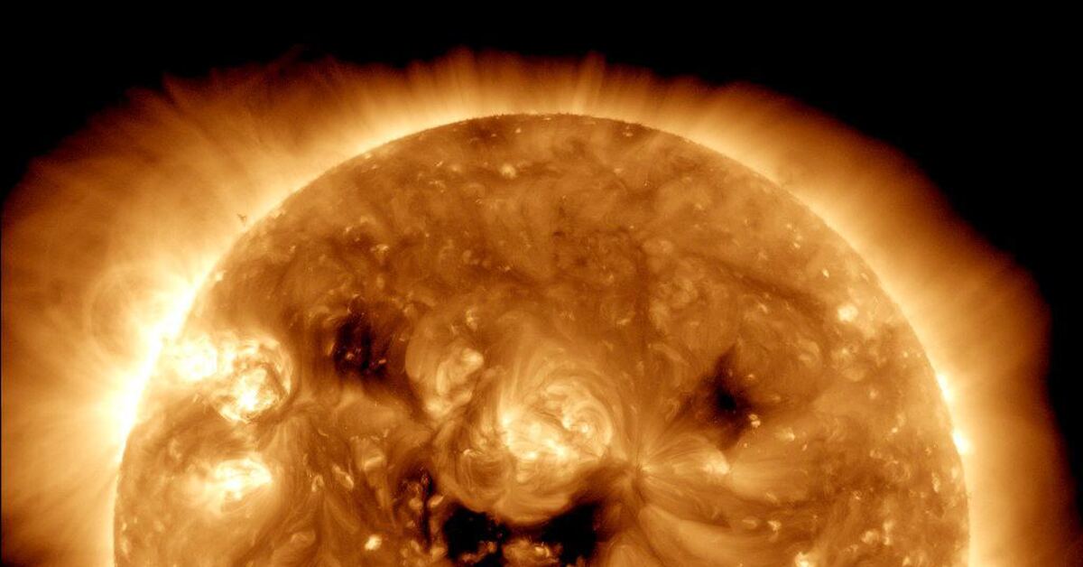 Вспышка на солнце 23. Солнечные корональные дыры. Снимок солнца 2023.