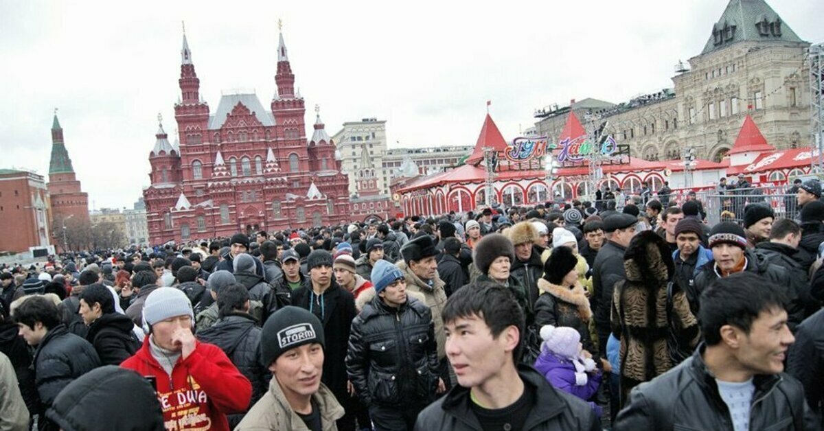 Толпа мигрантов в москве. Мигранты на красной площади. В Москве остались русские. Из Европы выгоняют мигрантов. Мигранты рвутся на красную площадь на новый год.