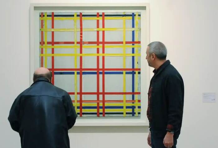 Картина абстракциониста 77 лет провисела в музеях вверх ногами