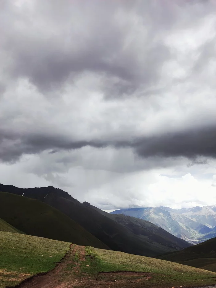 Thunderstorm is near - My, The mountains, The photo, Mobile photography, Caucasus, Tourism, Mountain tourism, Landscape, Nature, The nature of Russia, Road, Path, beauty, Thunderstorm