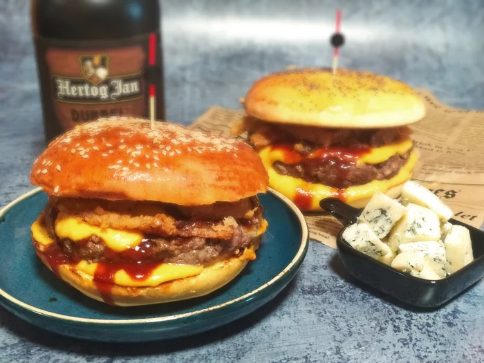 Blue cheese burgers with two types of sauces and onion rings - My, Whiskey, Recipe, Burger, Guinness Book of Records, Cheddar, Onion rings, Cheese, Longpost