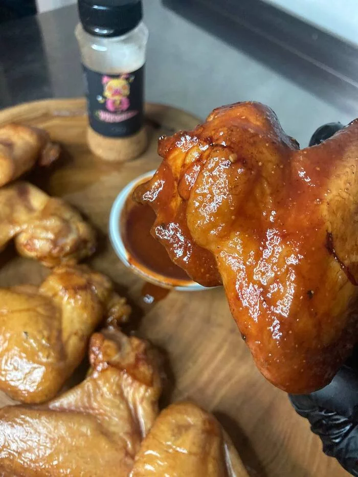 Smoked chicken wings with BBQ sauce - My, Recipe, Cooking, Video recipe, Grill, Smoking, Sauce, B-B-Q, Snack, Video, Vertical video, Longpost, Chicken recipes, Chicken wings, Meat