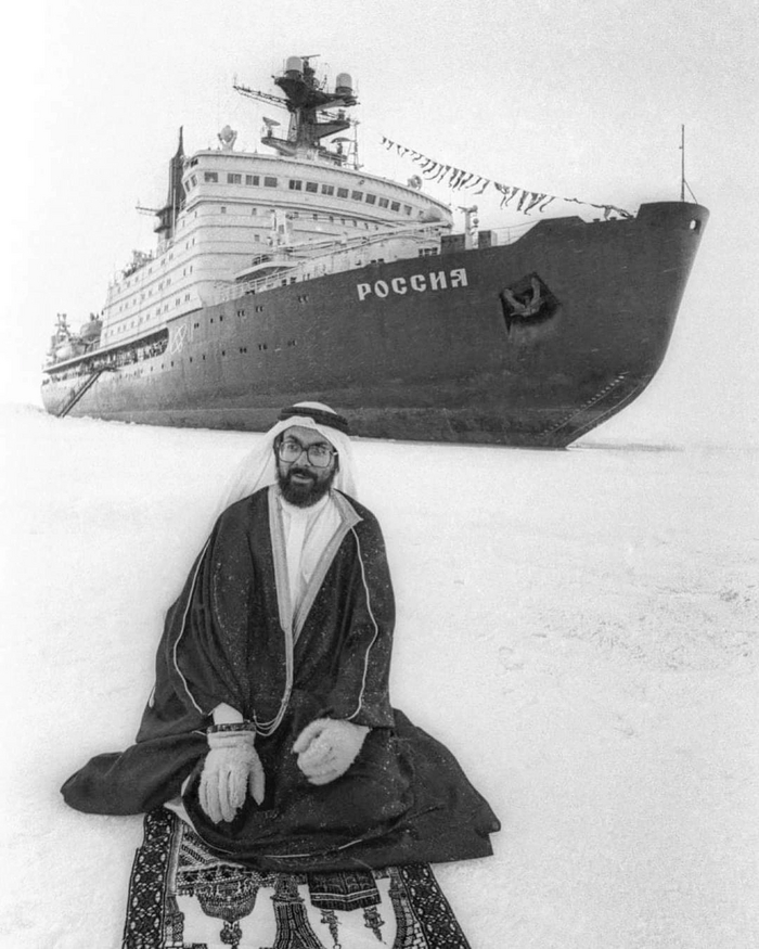 Турист из Саудовской Аравии молится на Северном полюсе на фоне советского атомного ледокола. 1990 год Фотография, История, Ледокол, Намаз, Мусульмане, Черно-белое фото