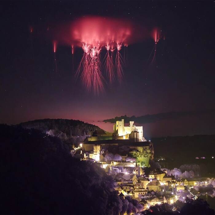 Red sprites over Beynac Castle - Red sprites, Natural phenomena, Planet Earth, Sky, France