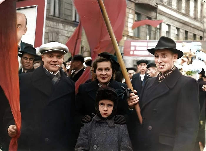 Reply to the post November 7, 1957 ... - My, The photo, Black and white photo, History of the USSR, 50th, Demonstration, Film, Parents, Old photo, Colorization, Retouch, Treatment, Photo restoration, Recovery, Black and white, Reply to post