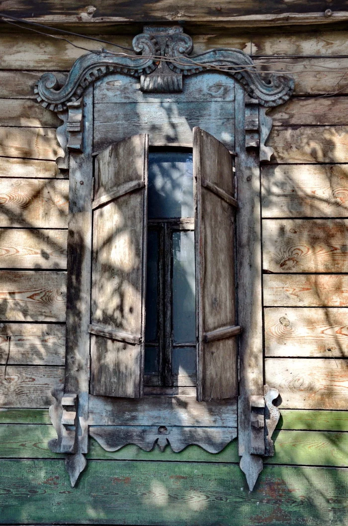 The window of a house that no longer exists - My, The photo, Krasnoyarsk, Siberia, Architecture, shutters, Window