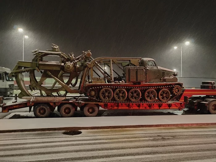 Встретил такой траншеекопатель(БТМ) по дороге из Питера в Москву - Моё, Траншеекопатель, Техника, Раритет, Сделано в СССР