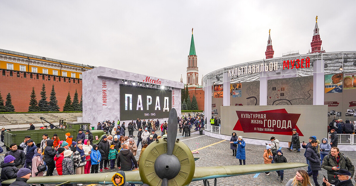 Выставка в москве на красной площади. Красная площадь. Красная площадь сегодня. Ярмарка на красной площади. Ярмарка в Москве на красной площади.