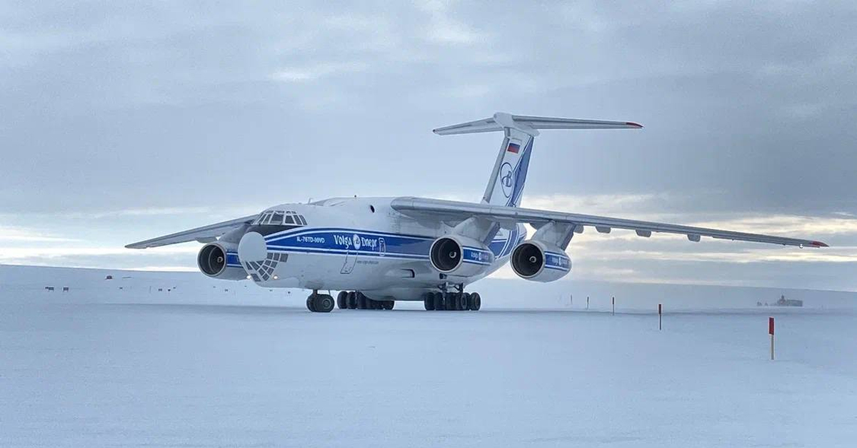 Самолет в антарктиде. Ил-76тд-90вд Волга Днепр. Ил 76 Волга Днепр. Ил-76тд-90вд. Ил-76-ВД-90.