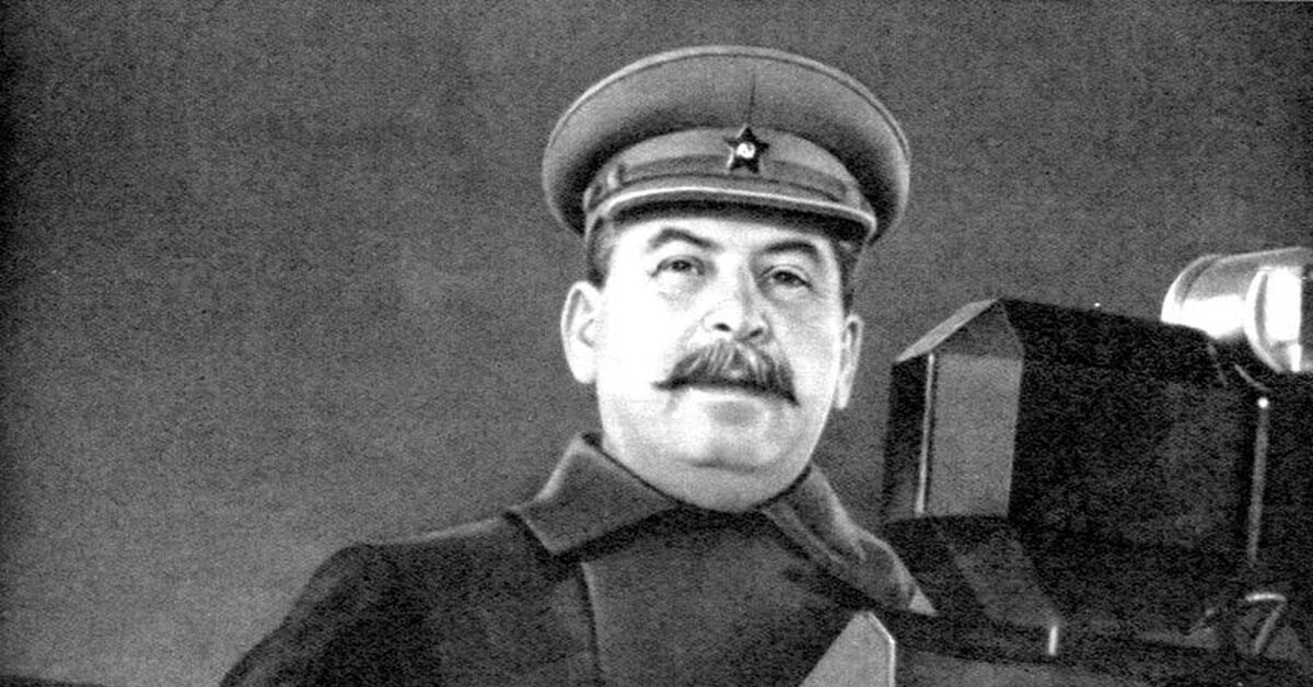 Речь 7 ноября. Сталин 7 ноября 1941. Сталин на параде 1941. Парад 7 ноября 1941 года в Москве на красной площади Сталин. Выступление Сталина 7 ноября 1941.