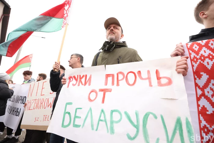 A rally against interference in the internal affairs of Belarus was held in Grodno near the Consulate General of Poland - Politics, Republic of Belarus, Protest, Poland, Fence, Patriots, Longpost