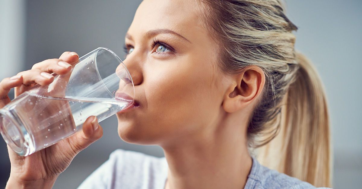 Почему советуют пить. Девушка пьет воду. Человек со стаканом воды. Девушка пьет стакан воды. Девушка со стаканом воды.