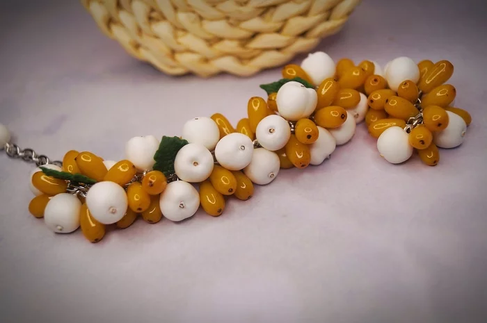 I added sea buckthorn to the snowberry. I'm trying to dilute the white color in the bracelet - My, Лепка, Polymer clay, Needlework without process, Berries, Sea buckthorn, Snowberry, Decoration, Longpost