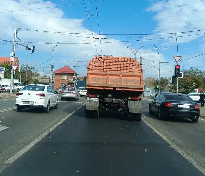 Is it possible to carry a brick like that? - Idiocy, Stupidity, Inadequate, Bricks, Shipping, Auto, Truck, The photo, Krasnodar